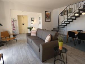 ein Wohnzimmer mit einem Sofa und einer Treppe in der Unterkunft Scappo in Umbria, La Terrazza in Lugnano in Teverina