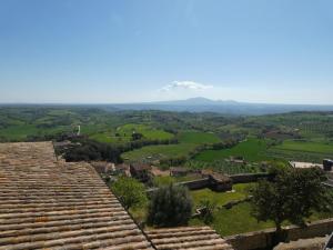 Blick auf ein Dorf mit einem Berg in der Ferne in der Unterkunft Scappo in Umbria, La Terrazza in Lugnano in Teverina
