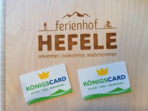 Una señal para un hotel con dos pegatinas. en Ferienhof Hefele Ferienwohnung Weißensee mit KönigsCard, en Hopferau