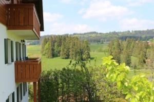 vistas a un campo verde desde un edificio en Ferienhof Hefele Ferienwohnung Weißensee mit KönigsCard, en Hopferau 16 fotos más
