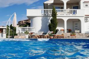 Hồ bơi trong/gần Visnja 1 - apartment with private pool and seaview