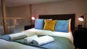 um quarto com uma cama grande e toalhas em It's The One One One in Notting Hill! -5- em Londres