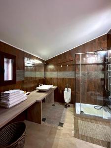 y baño con lavabo y ducha. en "THE ATTIC" - Appartamento Esclusivo con Parcheggio Gratuito, en Marano di Napoli