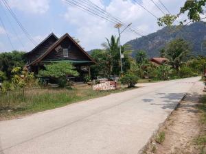 una casa al lado de una carretera en Bamboo House, en Khao Sok