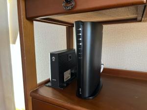 een computermonitor bovenop een houten plank bij Yatsugatake Angel - Vacation STAY 75481v in Hokuto