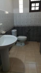 ein Bad mit einem WC und einem Waschbecken in der Unterkunft Wessagiri resort in Medawachchiya