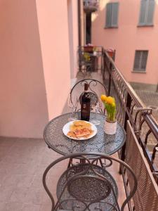 stół z talerzem jedzenia i butelką wina w obiekcie THE ALLEY 7 w mieście Malgrate