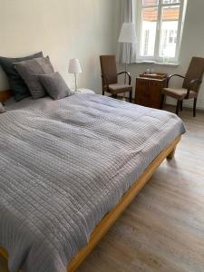 Un pat sau paturi într-o cameră la Gästehaus LuNa