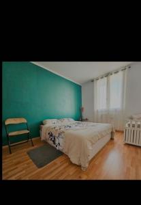 1 dormitorio con 1 cama grande y 1 silla en Grand et bel appartement de 2 chambres chez Cyn, en Salon-de-Provence