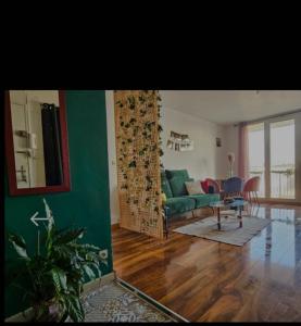 sala de estar con sofá verde y mesa en Grand et bel appartement de 2 chambres chez Cyn, en Salon-de-Provence