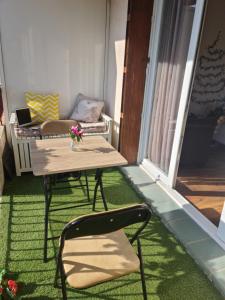 um quarto com uma mesa e cadeiras numa varanda em Grand et bel appartement de 2 chambres chez Cyn em Salon-de-Provence