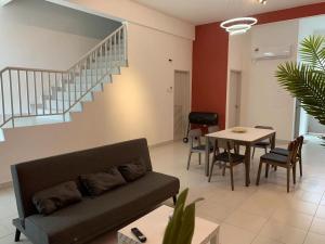 uma sala de estar com um sofá e uma mesa em NEW Desaru pengerang sebana cove 15pax RAPID MINI ZOO em Pengerang