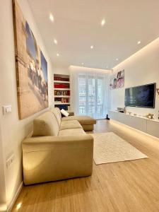 - un salon avec un canapé et une télévision dans l'établissement CeO LUXURY SUITE DI CAGLIARI, à Cagliari