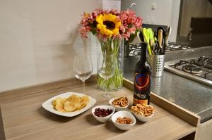 a table with a bottle of wine and some snacks at Bonito Departamento en Sonata in Lomas de Angelopolis