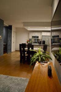 a kitchen and dining room with a table and chairs at Bonito Departamento en Sonata in Lomas de Angelopolis