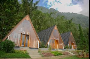 un conjunto de tres casas frente a una montaña en Popitan Garden Campground & Glamping Bedugul en Bedugul