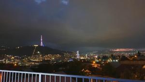 uma vista de uma cidade iluminada à noite em Hotel Hills in Old Tbilisi em Tbilisi
