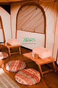 uma tenda com almofadas e mesas em frente em Zin’s Homestay Pleiku em Plei Hơlăng