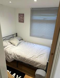 Un pat sau paturi într-o cameră la Sheepy village Leysdown