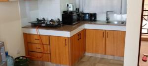 納庫魯的住宿－SuperhostHomes AirBnbs Nakuru，厨房配有水槽和微波炉