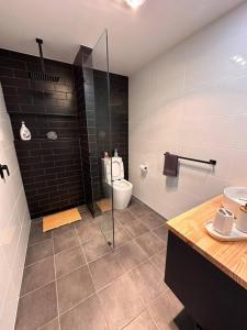 een badkamer met een glazen douche en een toilet bij The Hilltop, spacious family retreat with views! in Port Lincoln