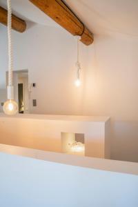 ein Wohnzimmer mit einem weißen Regal und einem Spiegel in der Unterkunft La Maison Favier in Saint-Rémy-de-Provence