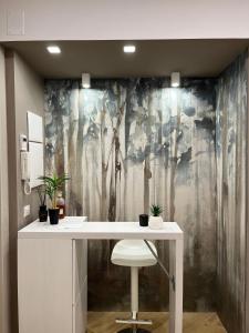 La salle de bains est pourvue d'un bureau blanc et d'un mur. dans l'établissement Behome202, à Fisciano
