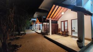バッティカロアにあるThe Dream Inn Guesthouse Passikudahの中庭(テーブル、椅子付)のある家
