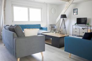 a living room with a blue couch and a table at ++++ CENTRAL DUPLEX RENOVE 5 PIECES 150M2 A 8 MN DE LA PLACE DALTON ++++ in Boulogne-sur-Mer