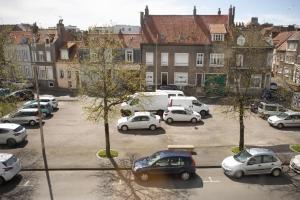 un parcheggio pieno di auto in città di ++++ CENTRAL DUPLEX RENOVE 5 PIECES 150M2 A 8 MN DE LA PLACE DALTON ++++ a Boulogne-sur-Mer