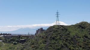 een berg in de verte met een zendtoren op een heuvel bij Вид на Арарат in Jerevan