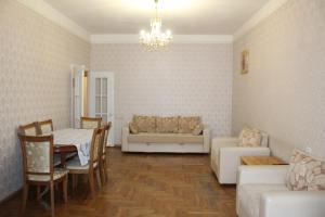 een woonkamer met een bank en een tafel bij Вид на Арарат in Jerevan
