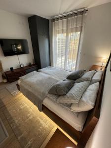 Postel nebo postele na pokoji v ubytování Apartmani Viver Vrnjačka Banja + 35 fotografií