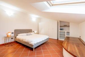 een slaapkamer met een bed en een houten tafel bij Villa Olivia in Forte dei Marmi