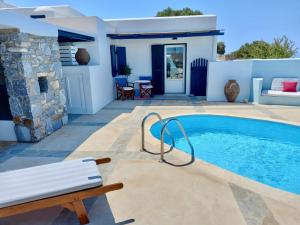 een villa met zwembad en huis bij Ferienhaus mit atemberaubendem Meerblick, privatem Pool und Whirlpool in Aliko Beach