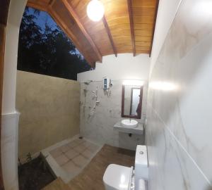バッティカロアにあるThe Dream Inn Guesthouse Passikudahのバスルーム(トイレ、洗面台付)