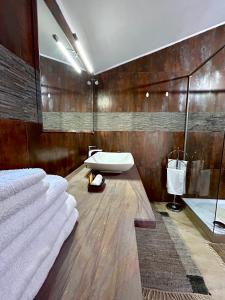 bagno con lavandino e vasca di "THE ATTIC" - Appartamento Esclusivo con Parcheggio Gratuito a Marano di Napoli