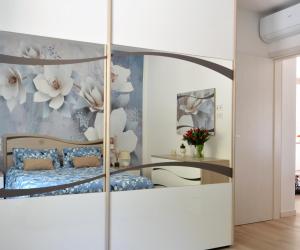 a bedroom with a bed and a wall with flowers at La Collina del Poeta in Arquà Petrarca