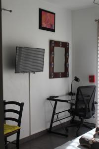 a room with a table and a mirror and a chair at Studio 20m² au calme à Idron (5min de Pau) in Idron
