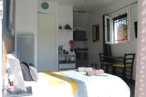 1 dormitorio con 1 cama en una habitación en Studio 20m² au calme à Idron (5min de Pau) en Idron