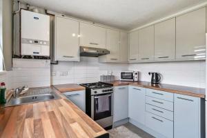 Köök või kööginurk majutusasutuses Hidden Safari home in Canterbury with free parking