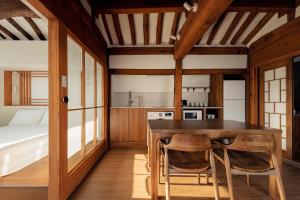 Η κουζίνα ή μικρή κουζίνα στο Luxury Hanok Heritage House