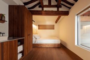 Ένα ή περισσότερα κρεβάτια σε δωμάτιο στο Luxury Hanok Heritage House