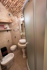 een badkamer met een toilet en een wastafel bij B&B A Casa di Marilù in Martina Franca