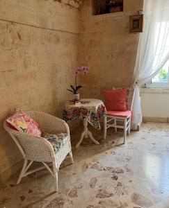 een kamer met 2 stoelen en een tafel en stoelen bij B&B A Casa di Marilù in Martina Franca