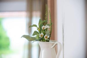 プフロンテンにあるFerienwohnung Dackelblickの白花瓶