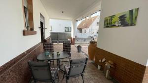un pequeño patio con mesa y sillas en un edificio en Ferienwohnung -Isola Madre en Biebesheim