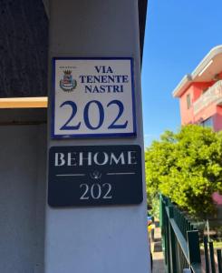 un panneau sur le côté d'un bâtiment dans l'établissement Behome202, à Fisciano