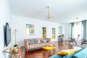 Televisyen dan/atau pusat hiburan di Grande et belle maison lumineuse avec jardin à 20 mn de Paris
