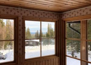a room with windows with a view of a snow covered yard at Bydalsfjällen Östersund Åre Jämtland in Oviken +39 photos